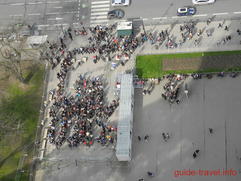 Париж 2017 - досмотр на подходе к Эйфелевой башне