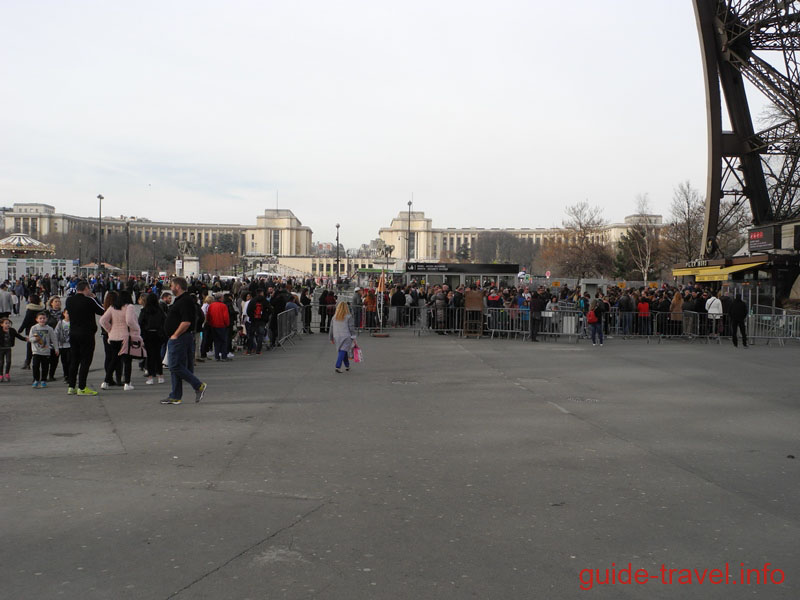 Париж 2017 - очередь за билетами на Эйфелеву башню