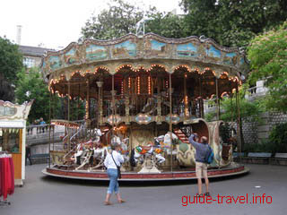 Париж фото - Карусель у Холма