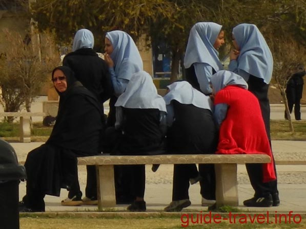 Иранки в школьной форме