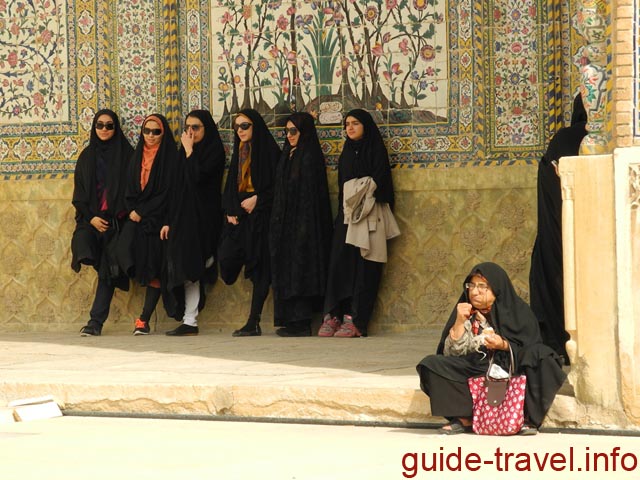 Иранки в чадре и хиджабе