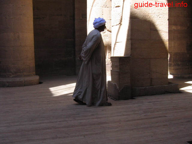 Бакшишник охотится на туристов в Египте