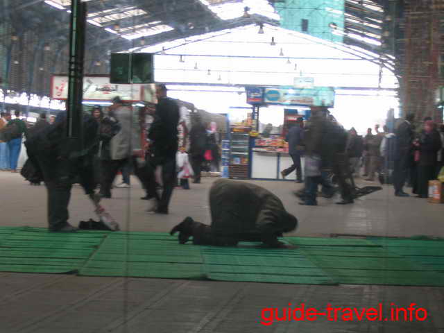 Молитва египтян на вокзале