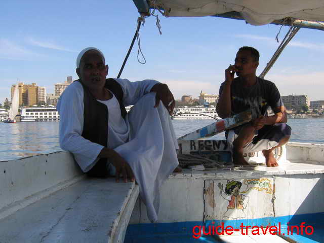 Жители Египта на фелюке