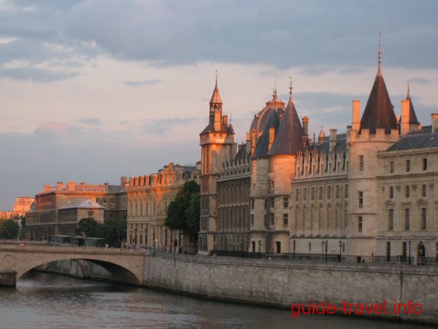 Франция фото - набережная острова Сите в Париже