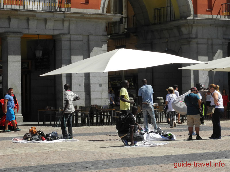 Торговцы-нелегалы в Мадриде